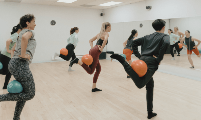 Rachel Santos dirige un cours de barre à Saint-Henri, Montréal, guidant les étudiants à travers des exercices pour améliorer leur force et leur flexibilité.