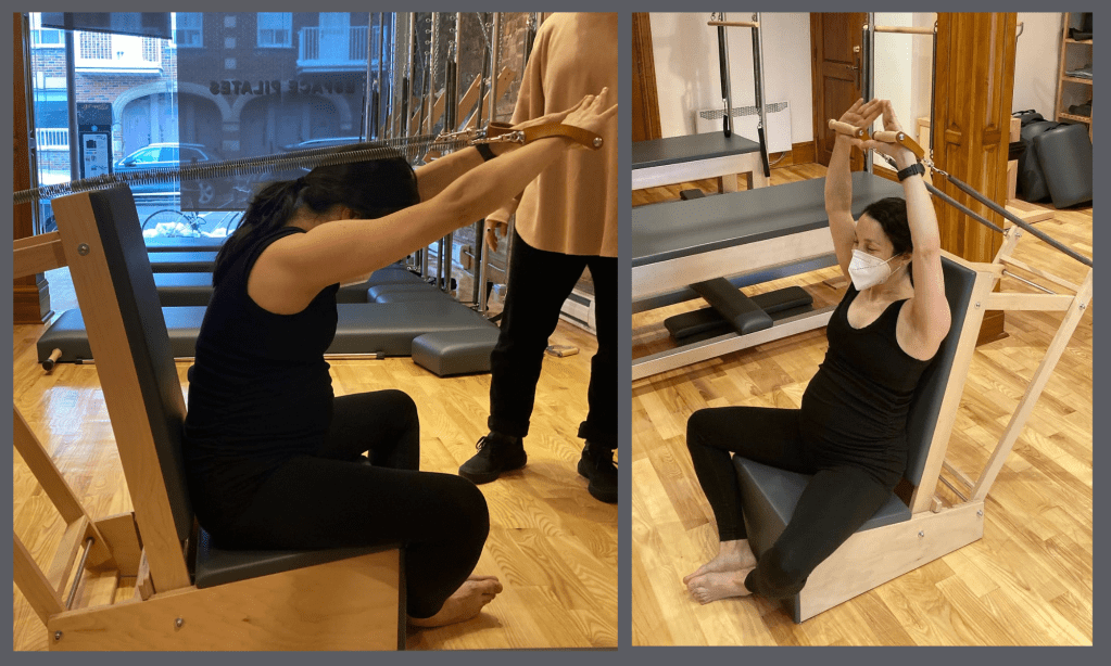 Rachel enceinte de 27 semaines exécutant l’exercice “Shave” avec flexion sur la Small Arm Chair. Elle est penchée vers l’avant, poussant les bras vers le haut, démontrant force et contrôle pendant la grossesse.