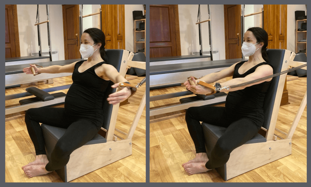 Rachel enceinte de 27 semaines exécutant l’exercice “Hug” sur la Small Arm Chair au Studio Espace Pilates. Elle est assise, les bras tendus, s’enroulant vers l’avant dans un mouvement contrôlé.