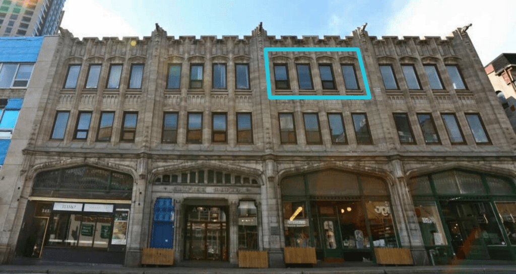 Façade du 3414 avenue du Parc à Montréal, avec les fenêtres du studio Cadance Jazz & Pilates encadrées en bleu, vue de l’autre côté de la rue.