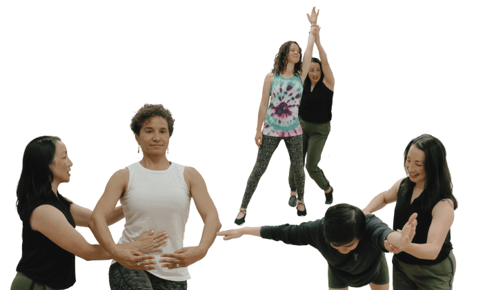 Collage d’une professeure de danse donnant des corrections individuelles à trois danseur·euse·s pendant des cours privés de danse à Montréal.